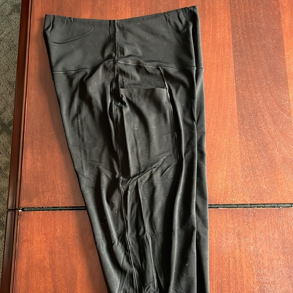 Aerie black leggings with pockets size large - Picture 3 of 5